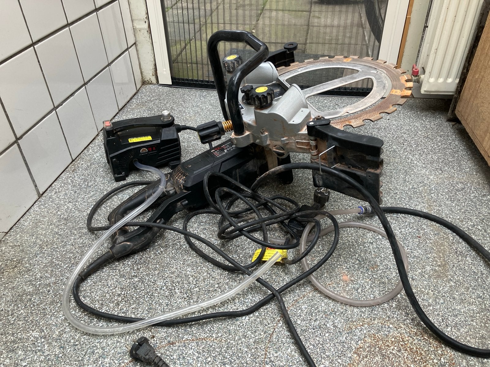 Foto 3 van watergekoelde diamantzaag met een zaag diepe van 29 cm