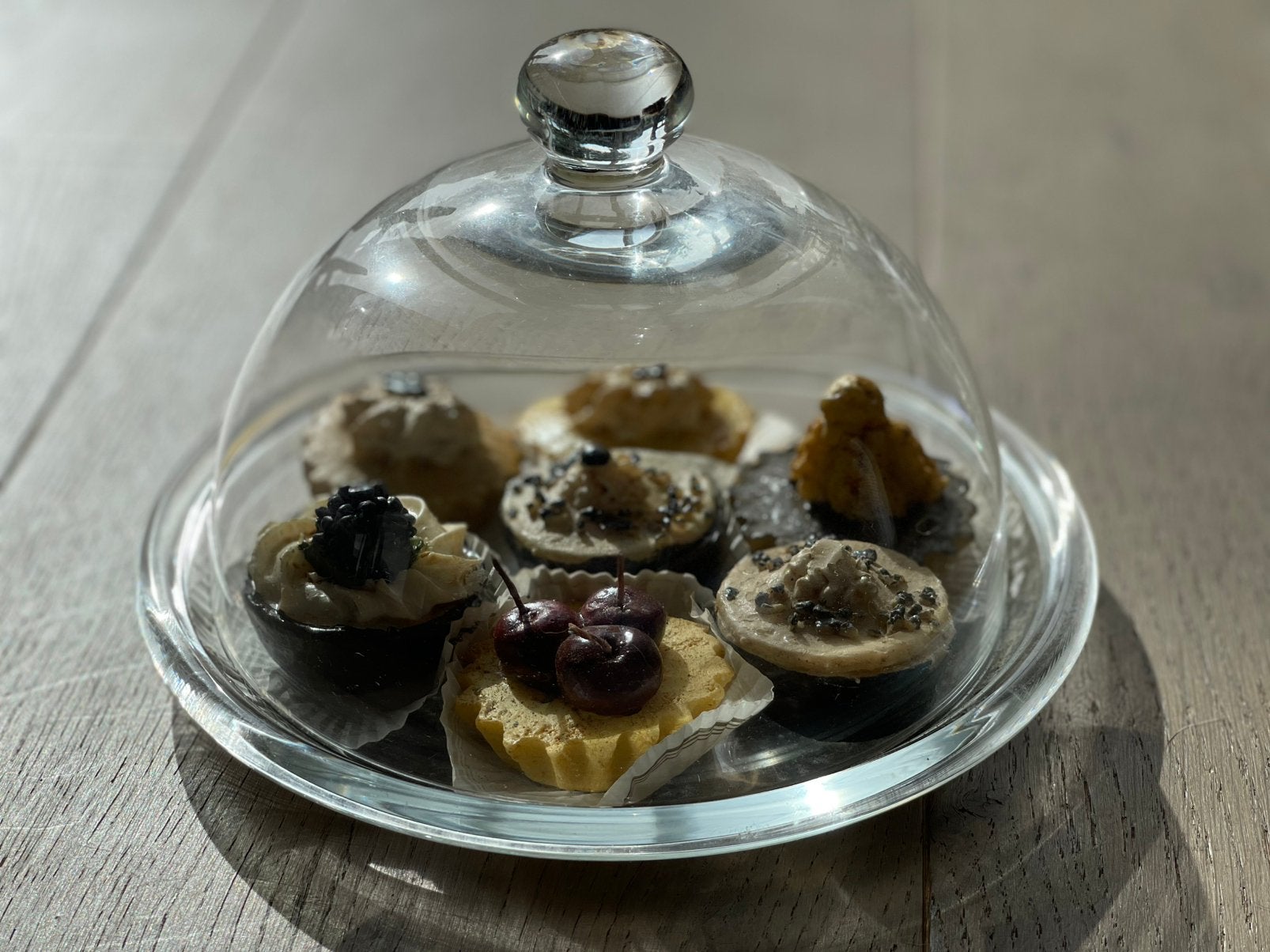 Glazen stolp met 7 nep gebakjes, Huis en Inrichting, Ophalen of Verzenden, Zo goed als nieuw