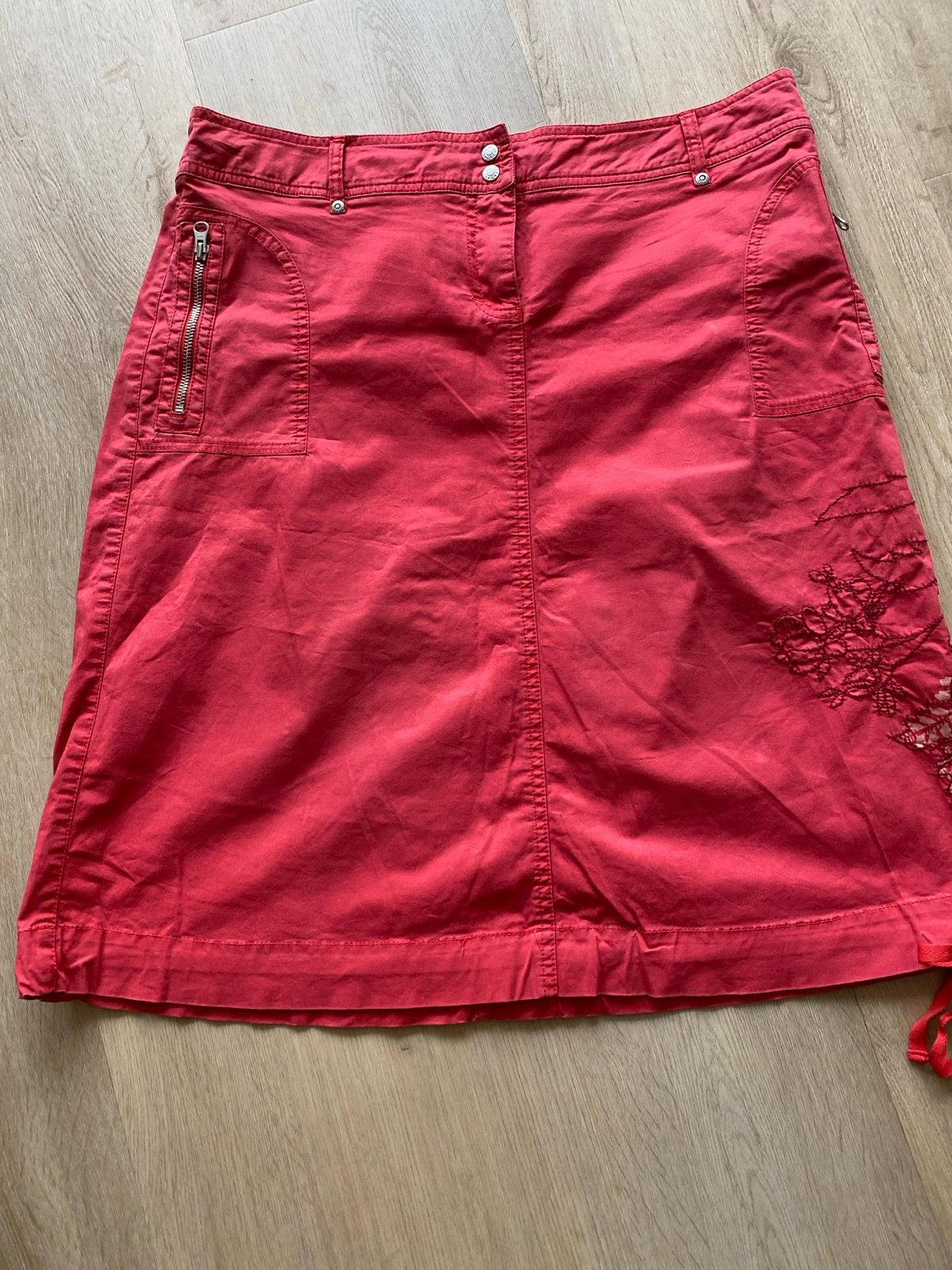 Oilily Rode Rok met Ritsen en Drukknopen - Maat 42, Maat 42/44 (L), Ophalen of Verzenden, Knielengte, Gedragen