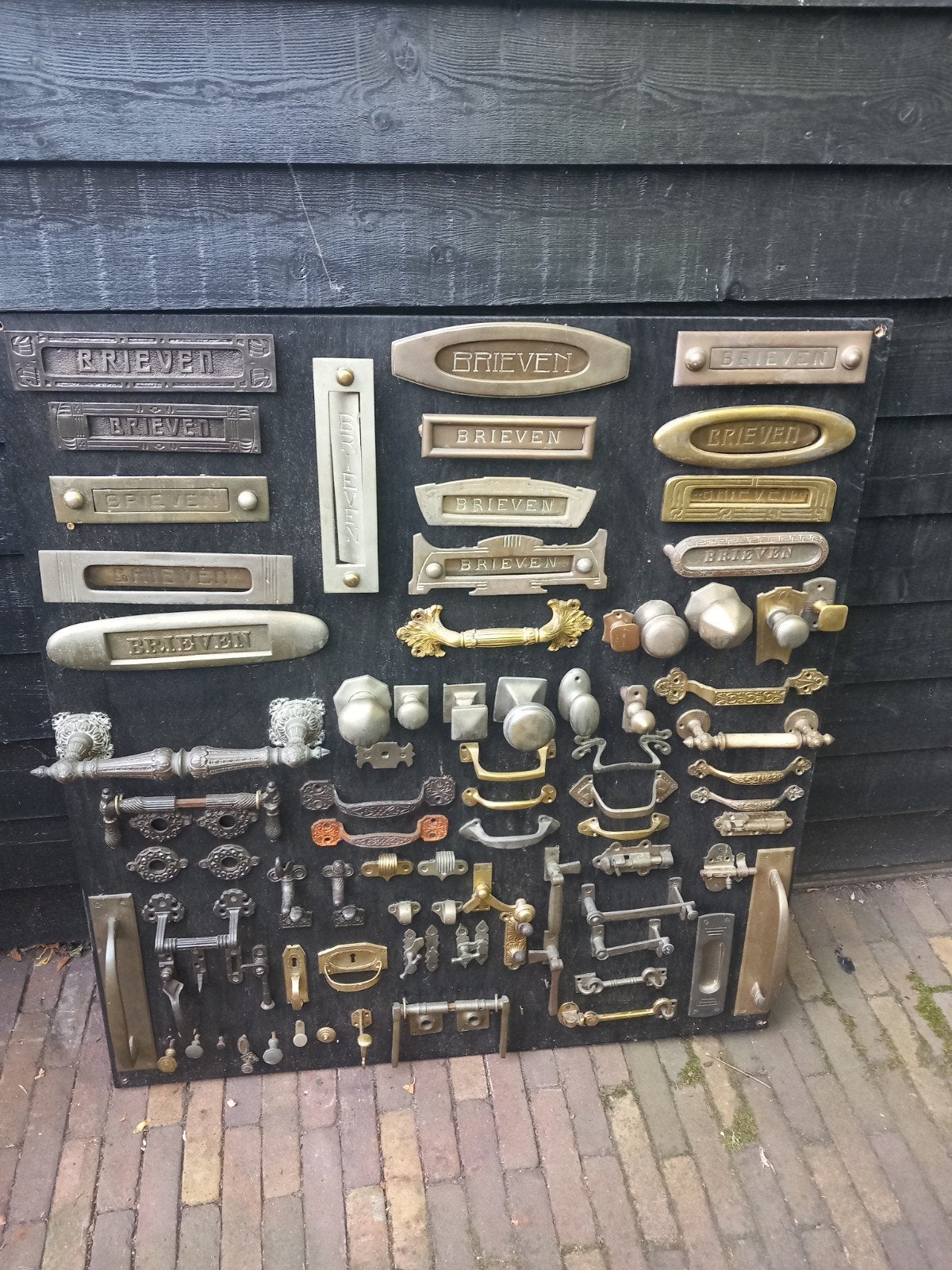 Diverse collectie deurbeslag: messing en gietijzer, Ophalen