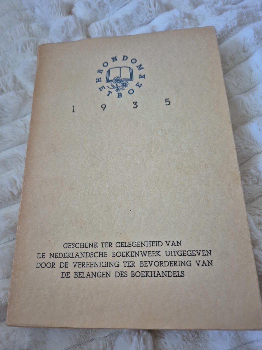 Boekenweekgeschenk 1935 – Rondom het Boek – met origineel om, Boeken, Ophalen of Verzenden, Gelezen