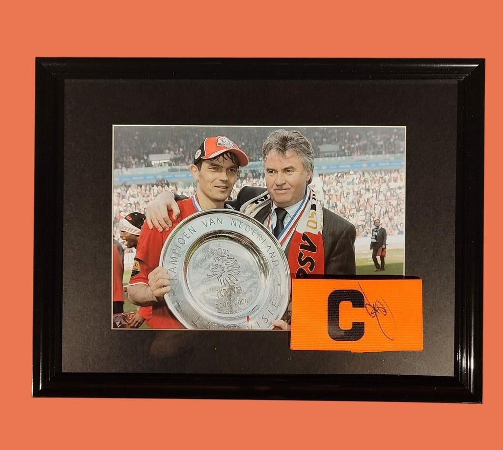 Ingelijste, Gesigneerde aanvoerdersband door Cocu met COA, Verzamelen, Sportartikelen en Voetbal, Ophalen of Verzenden, Nieuw