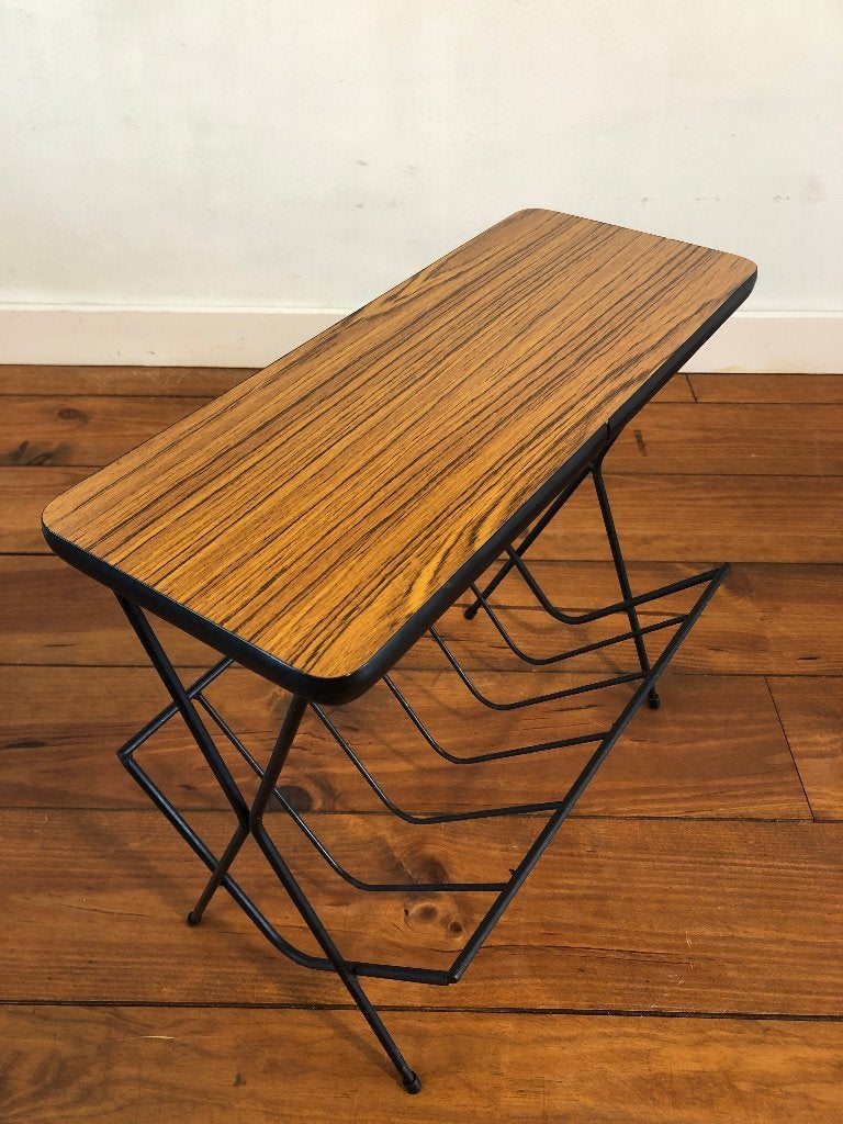 Prachtige vintage lectuurtafel, retro vintage design, Meerdere vakken, Metaal, Zo goed als nieuw, Bijzettafel met lectuurbak