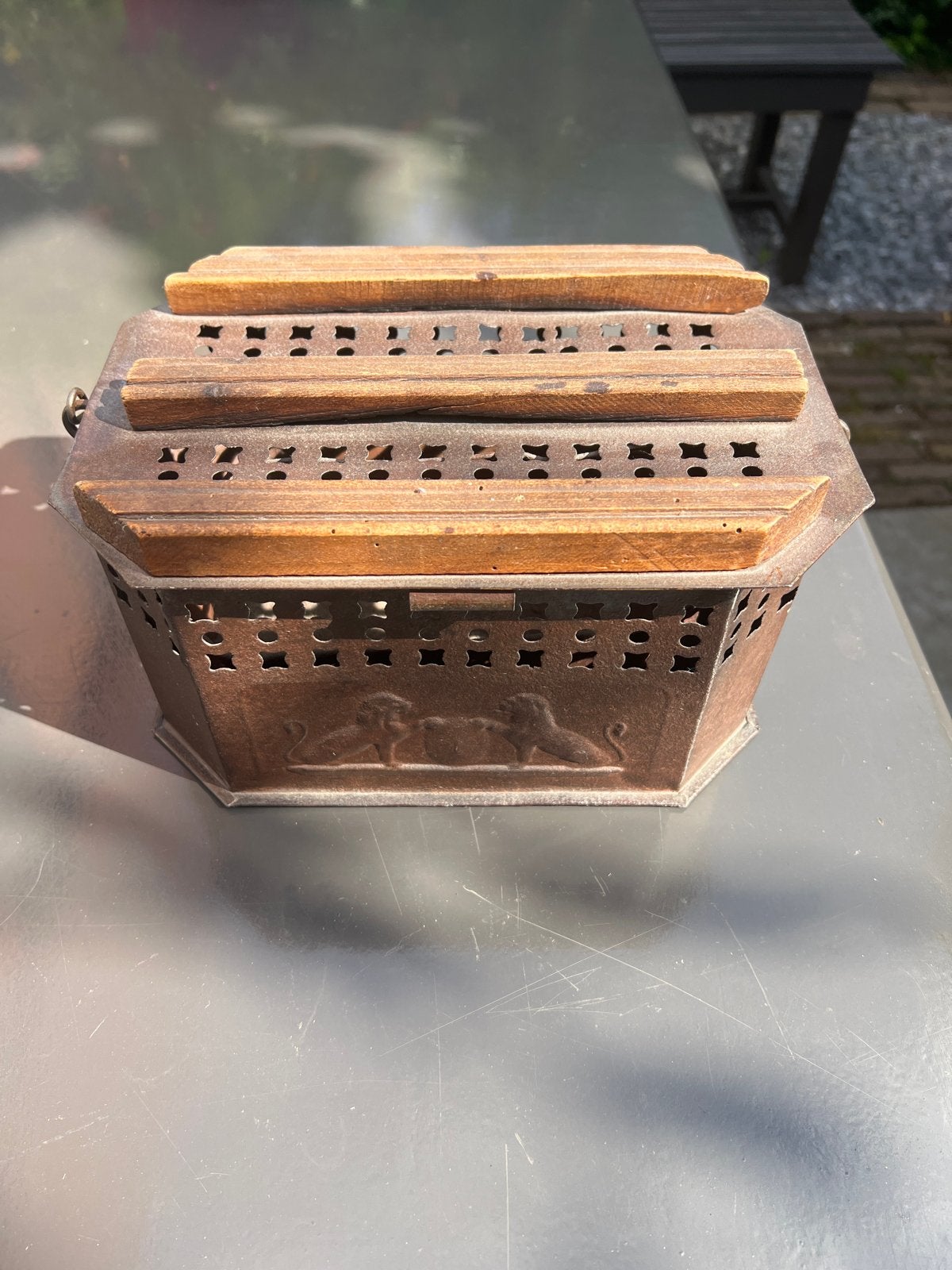 Antieke kolenbak/voetenstoof met leeuwenreliëf, Antiek en Kunst, Ophalen of Verzenden