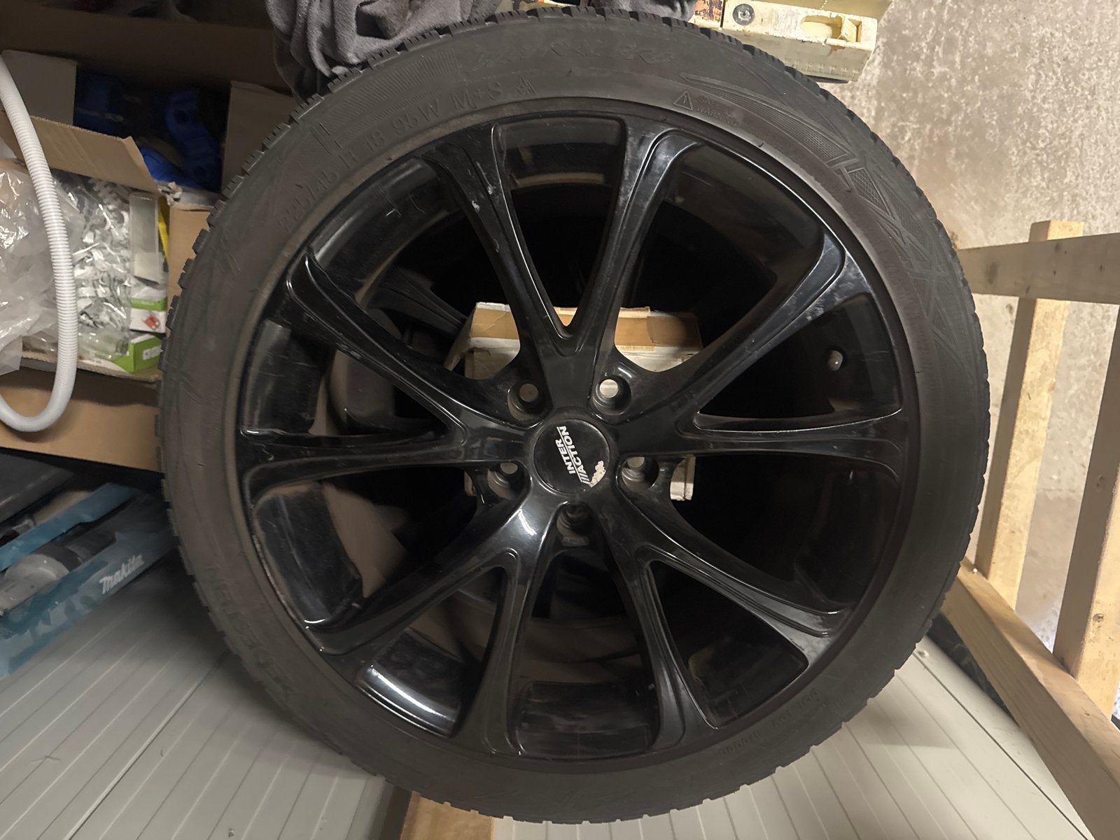 Winterbandenset 18’’ zwarte velgen 225/45/18 95W Seat Ateca, Ophalen, 18 inch, Gebruikt, Banden en Velgen