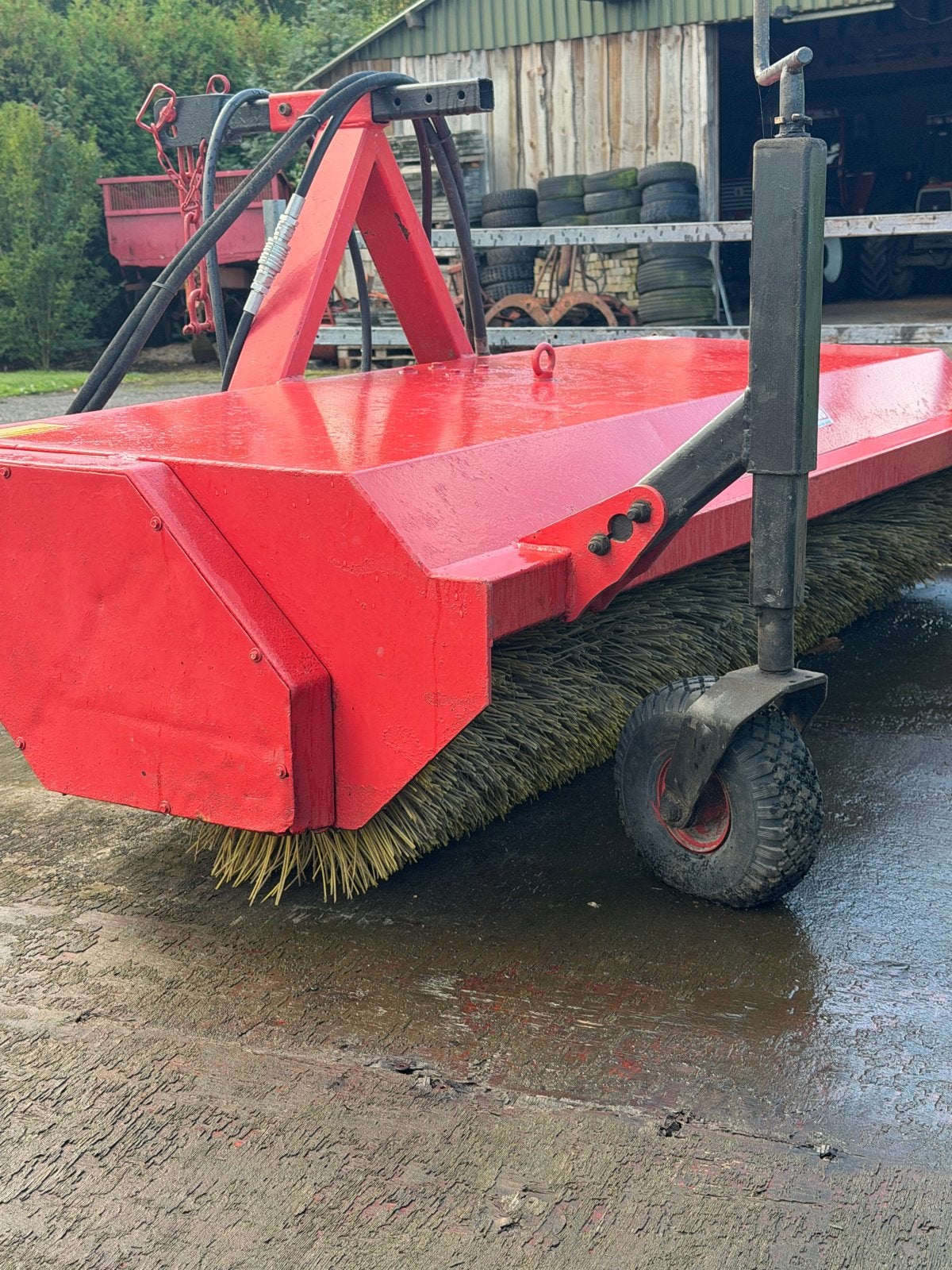 Rode veegmachine voor erf en terrein, Ophalen, Akkerbouw, Werkplaats, Gebouw of Erf