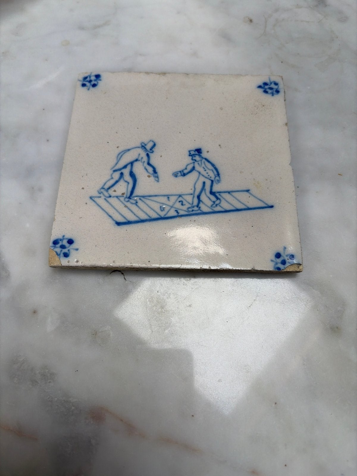 Antieke Hollandse tegel met spelende figuren, Ophalen of Verzenden