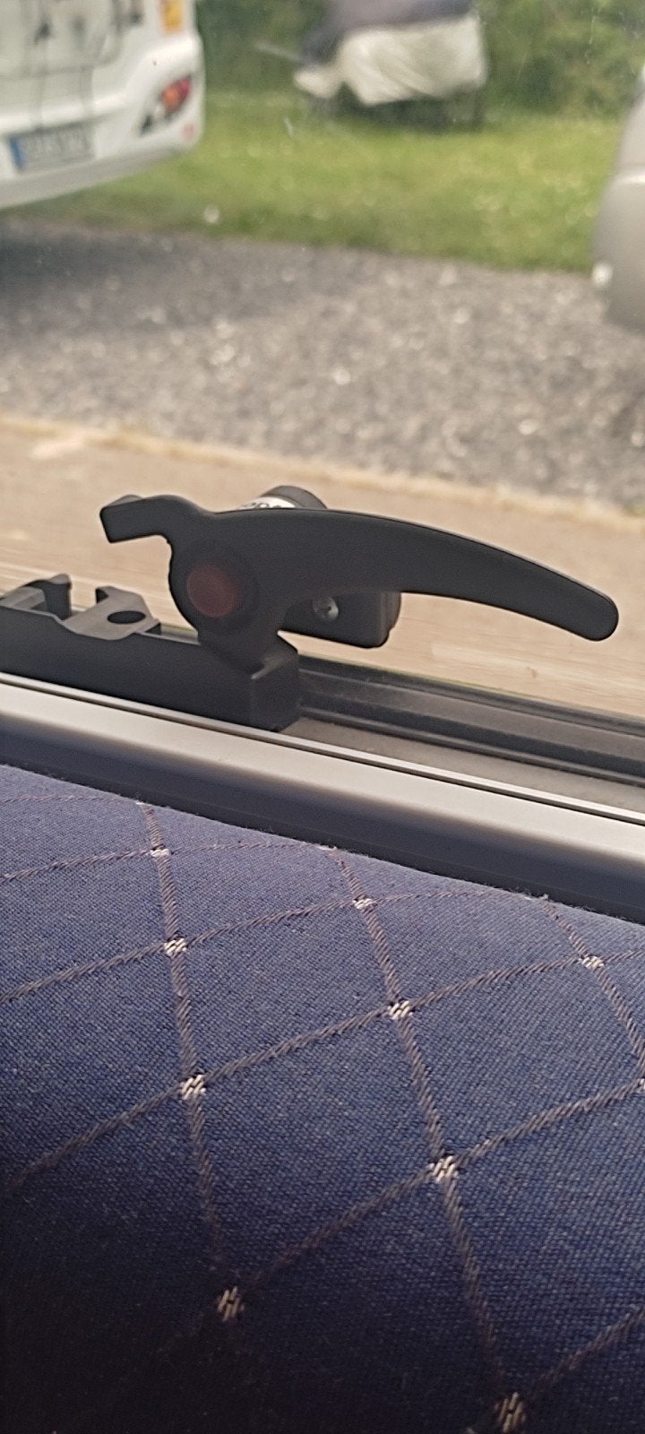 Te koop gevraagd.  Raamsluiting HYMER., Caravans en Kamperen, Camper-accessoires, Ophalen of Verzenden, Zo goed als nieuw