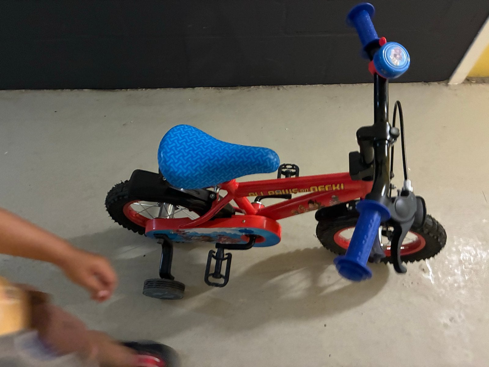 Kinderfiets Paw Patrol 12 inch met zijwieltjes, Ophalen, Zijwieltjes, Gebruikt, Velgrem