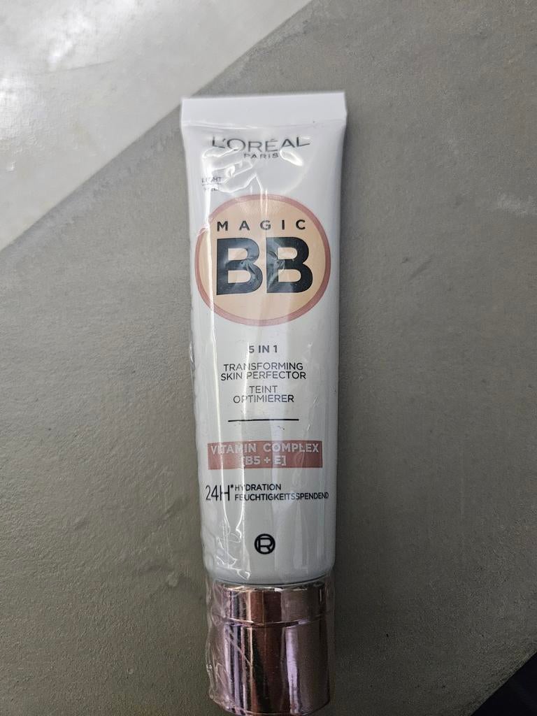 Nieuw! L'Oréal Magic BB Crème Light 5-in-1 Huidperfectioner, Gehele gezicht, Beige, Nieuw, Ophalen of Verzenden