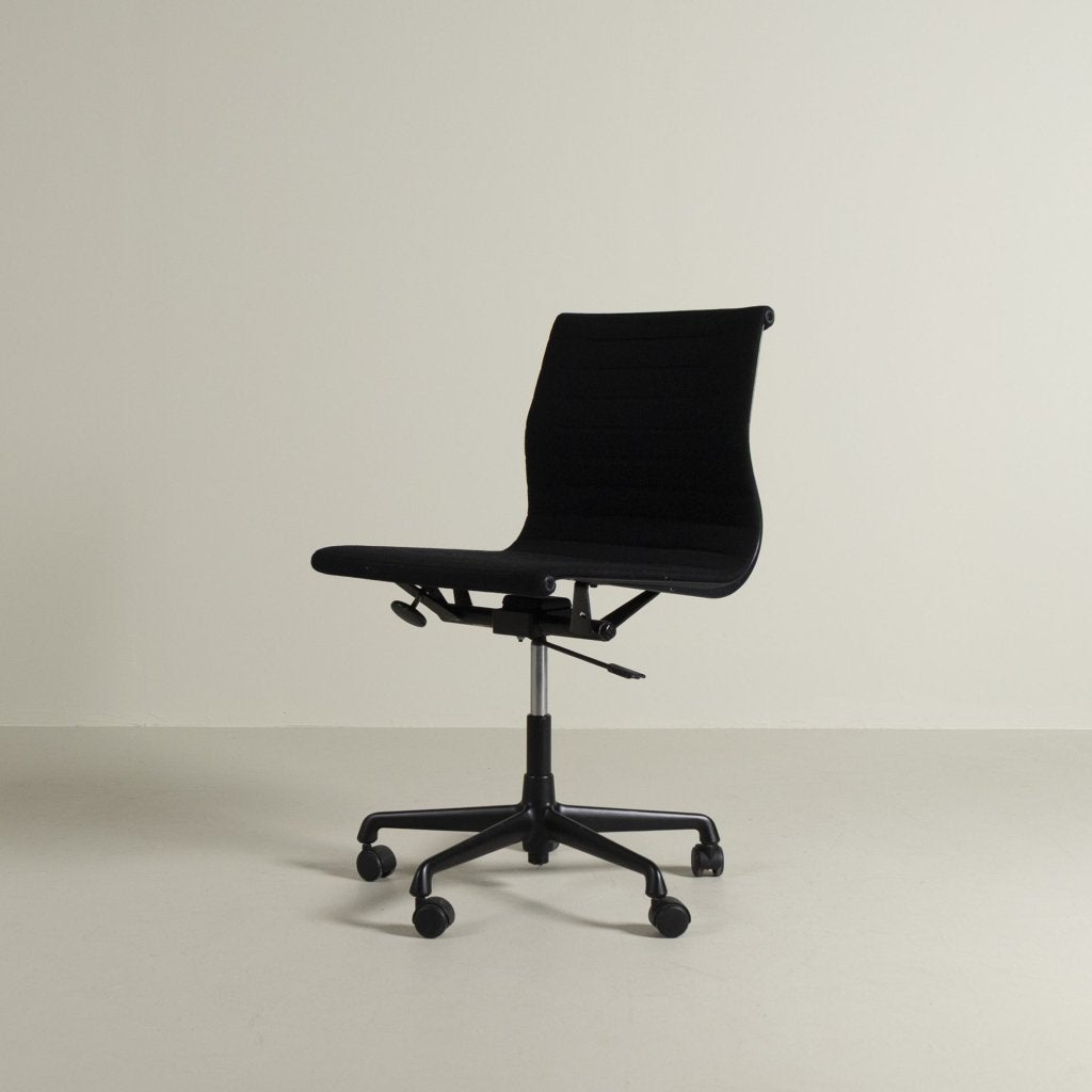 Vitra Eames EA 117 Bureaustoel Zwart Hopsak - Zwart (Zonder, Vitra, Zo goed als nieuw, Niet ingevuld, Niet ingevuld