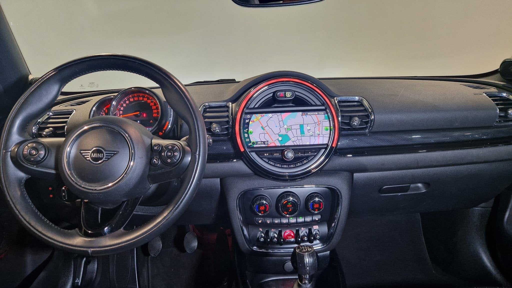 MINI Clubman 1.5 Cooper Chili | Leder | Navigatie | Trekhaak, Voorwielaandrijving, 136 pk, Gebruikt, Leder