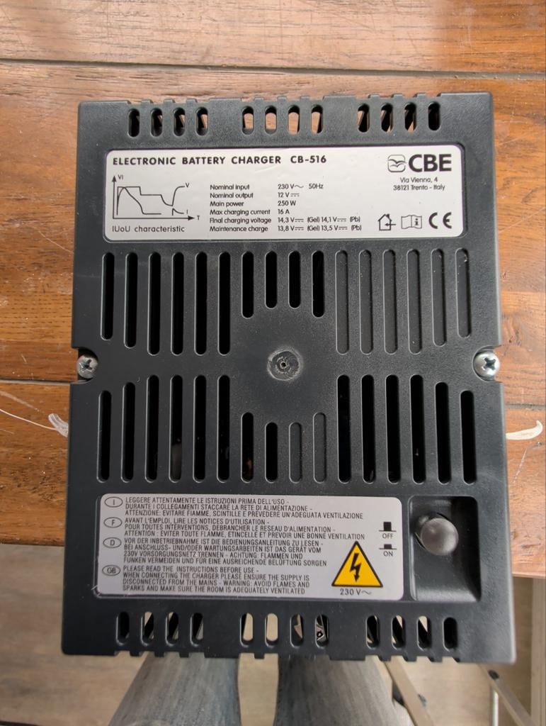 CBE CB-516 Acculader voor camper (gel/loodzuur), Caravans en Kamperen, Ophalen of Verzenden