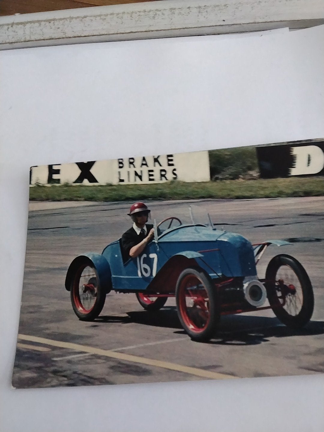 Oude ansichtkaart raceauto met coureur 1968, Ophalen of Verzenden, 1960 tot 1980, Gelopen