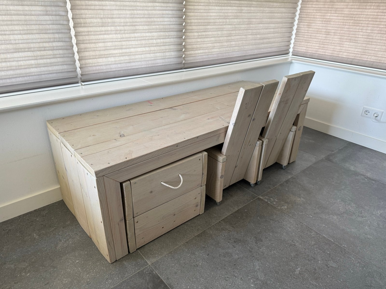 Steigerhouten kinderbureau / werk- en speeltafel, Ophalen, Gebruikt, Tafel(s) en Stoel(en)