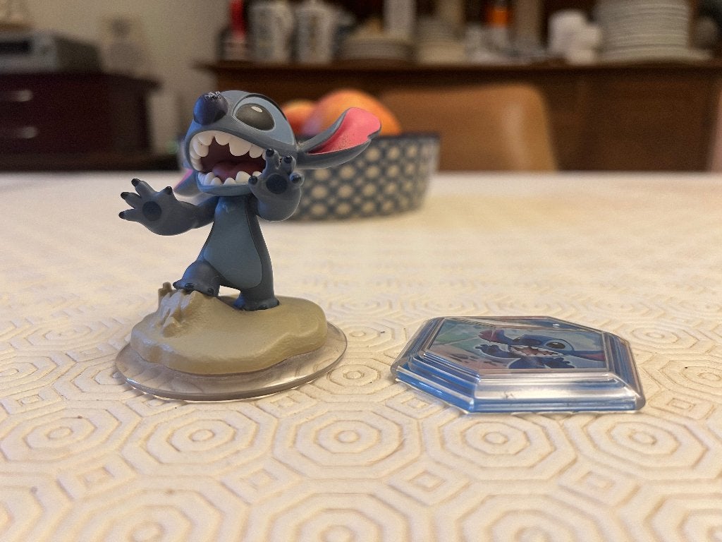 Disney Infinity Stitch figuurtje + Stitchs tropical rescue, Ophalen of Verzenden, Overige figuren, Zo goed als nieuw, Beeldje of Figuurtje