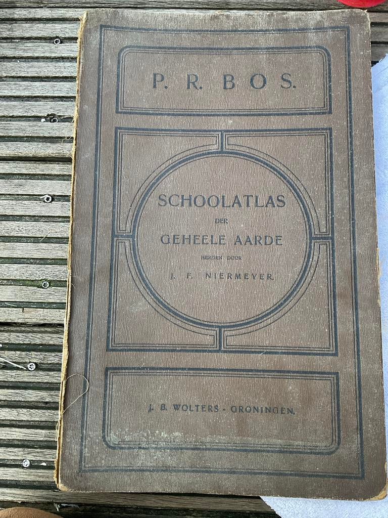 Schoolatlas der geheele aarde, 19e druk uit 1910, Boeken, Atlassen en Landkaarten, Gelezen, Bosatlas, Ophalen of Verzenden, 1800 tot 2000