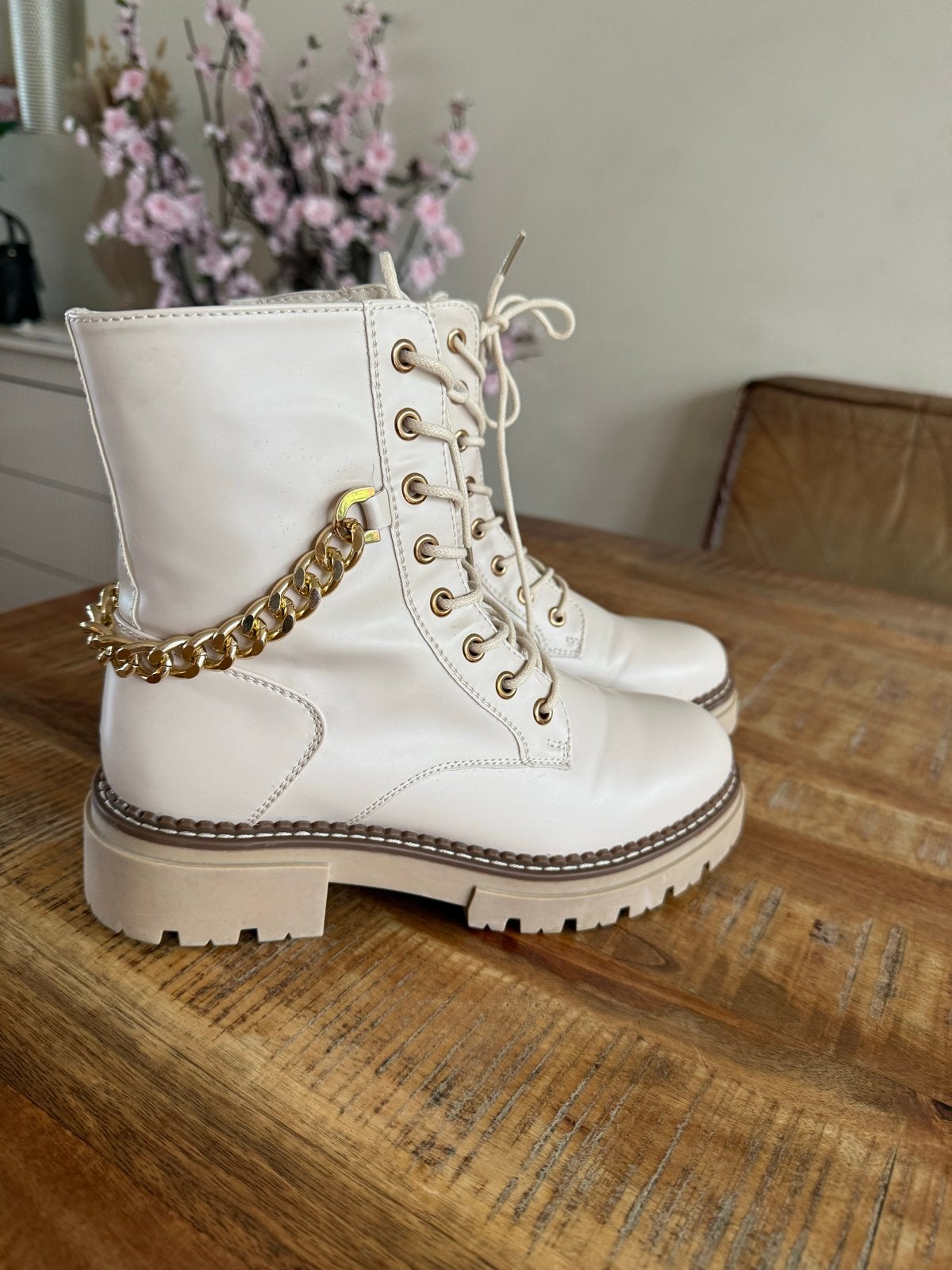 Crèmekleurige veterlaarzen met ketting - Maat 37, Ophalen of Verzenden, Zo goed als nieuw, Beige, Lage of Enkellaarzen