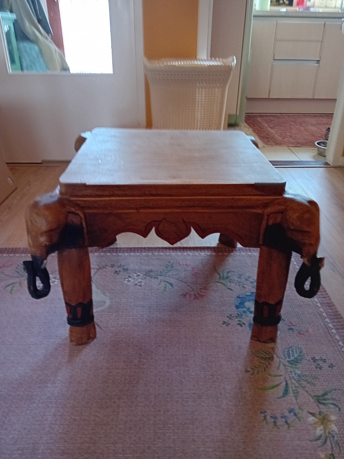 Unieke handgesneden bijzettafel met olifantenpoten, Minder dan 55 cm, Gebruikt, Vierkant, Hout