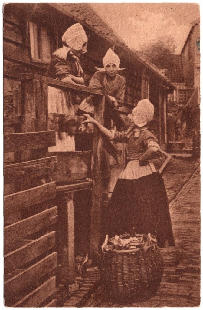Oude Ansichtkaart Volendam Buurpraatje Klederdracht Sepia, Ophalen of Verzenden, 1920 tot 1940, Ongelopen, Noord-Holland
