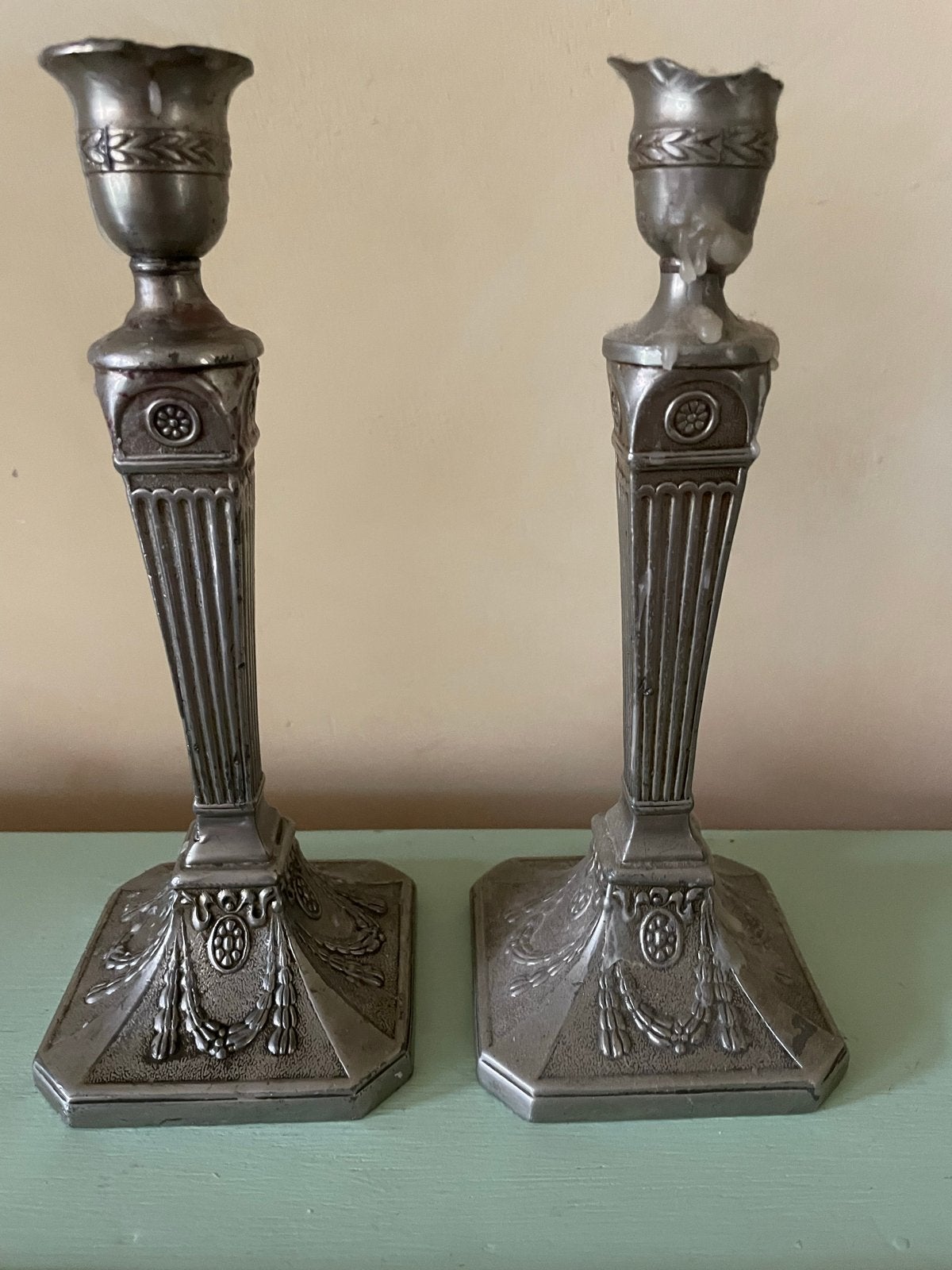 Set van 2 Antieke Tinnen Kandelaars - 22 cm Hoog, Ophalen of Verzenden, Overige materialen