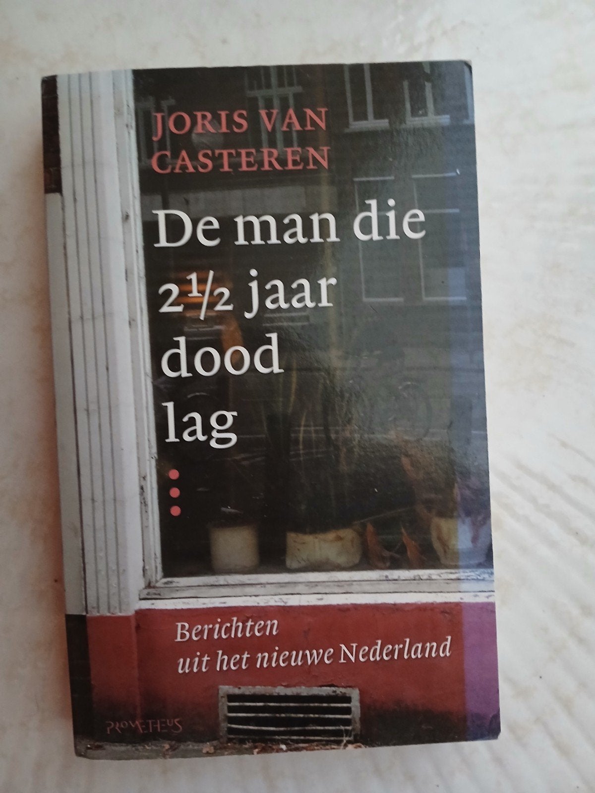 Joris van Casteren - De man die 2½ jaar dood lag. Paperback., Ophalen of Verzenden, Zo goed als nieuw, Joris van Casteren