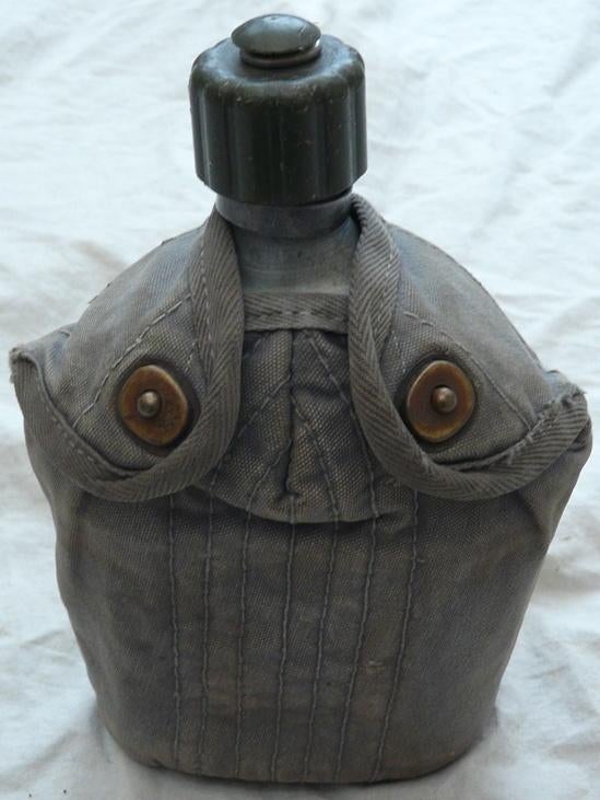 Veldfles / Canteen, met Hoes & Beker, KLu, 1960s.(Nr.1), Verzamelen, Militaria | Algemeen, Ophalen of Verzenden, Luchtmacht, Nederland