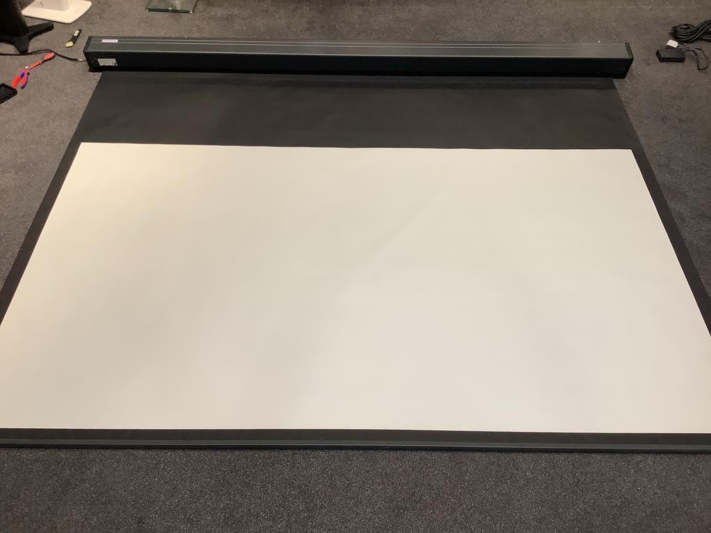 Projecta elektrisch projectiescherm Cinelpro EL 240x139 cm, Ophalen, Elektrisch, Gebruikt, Holland