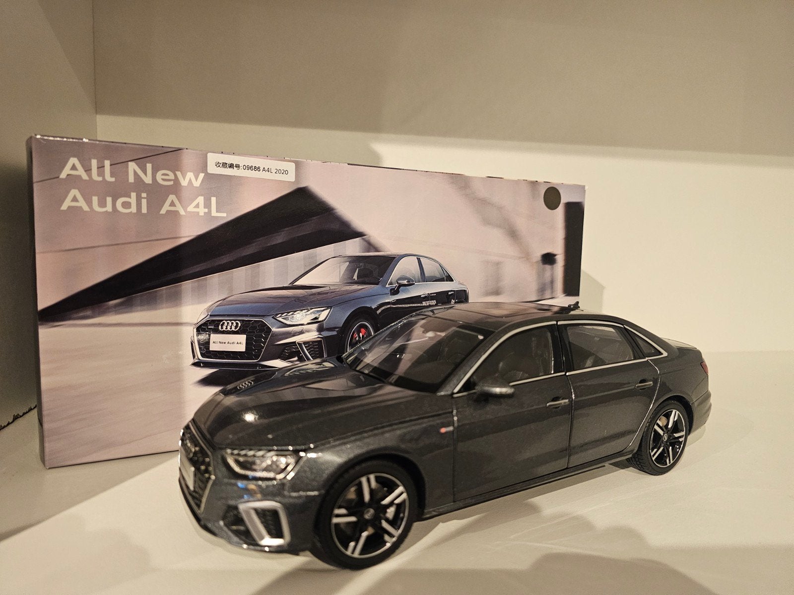 Audi A4L Grijs 1:18 Modelauto, Ophalen of Verzenden, Zo goed als nieuw, Auto, Overige merken