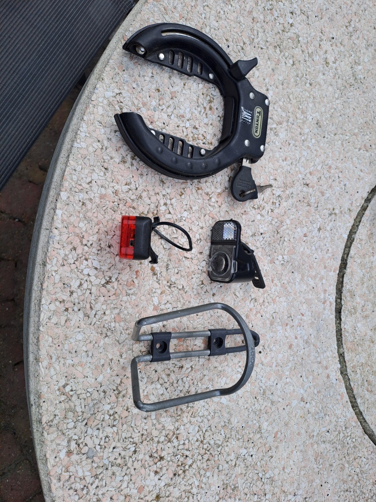 Fietsslot,verlichting en bidonhouder voor€11,00., Ophalen