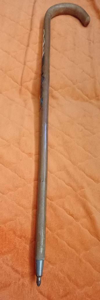 Vintage wandelstok met metalen wandel-emblemen / souvenirsto, Ophalen