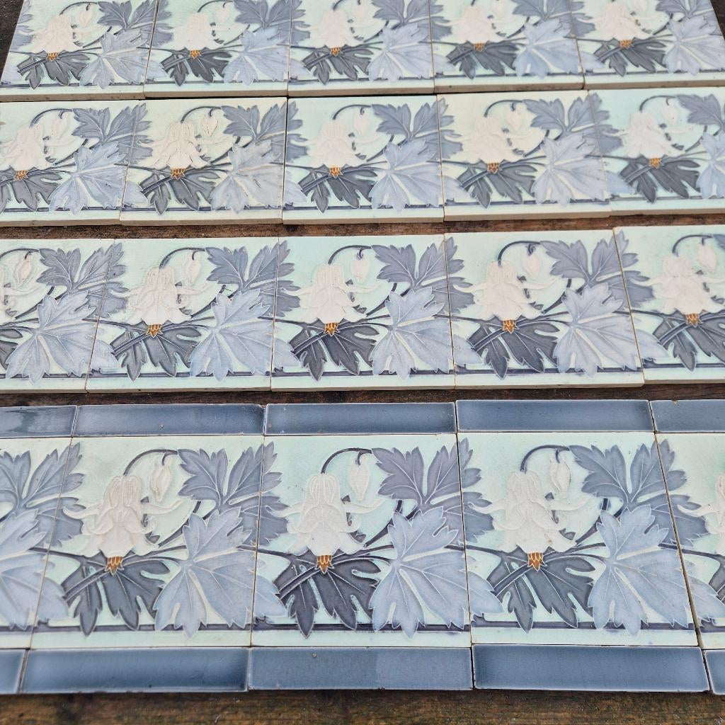 33 art nouveau randtegels in grijs/wit tinten opgelegd decor, Ophalen