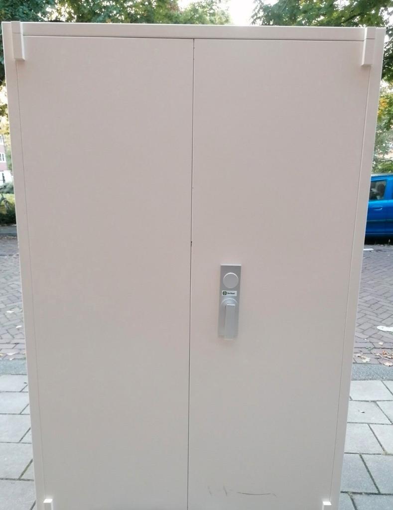 Brandwerende kast met dubbele deuren, Ophalen