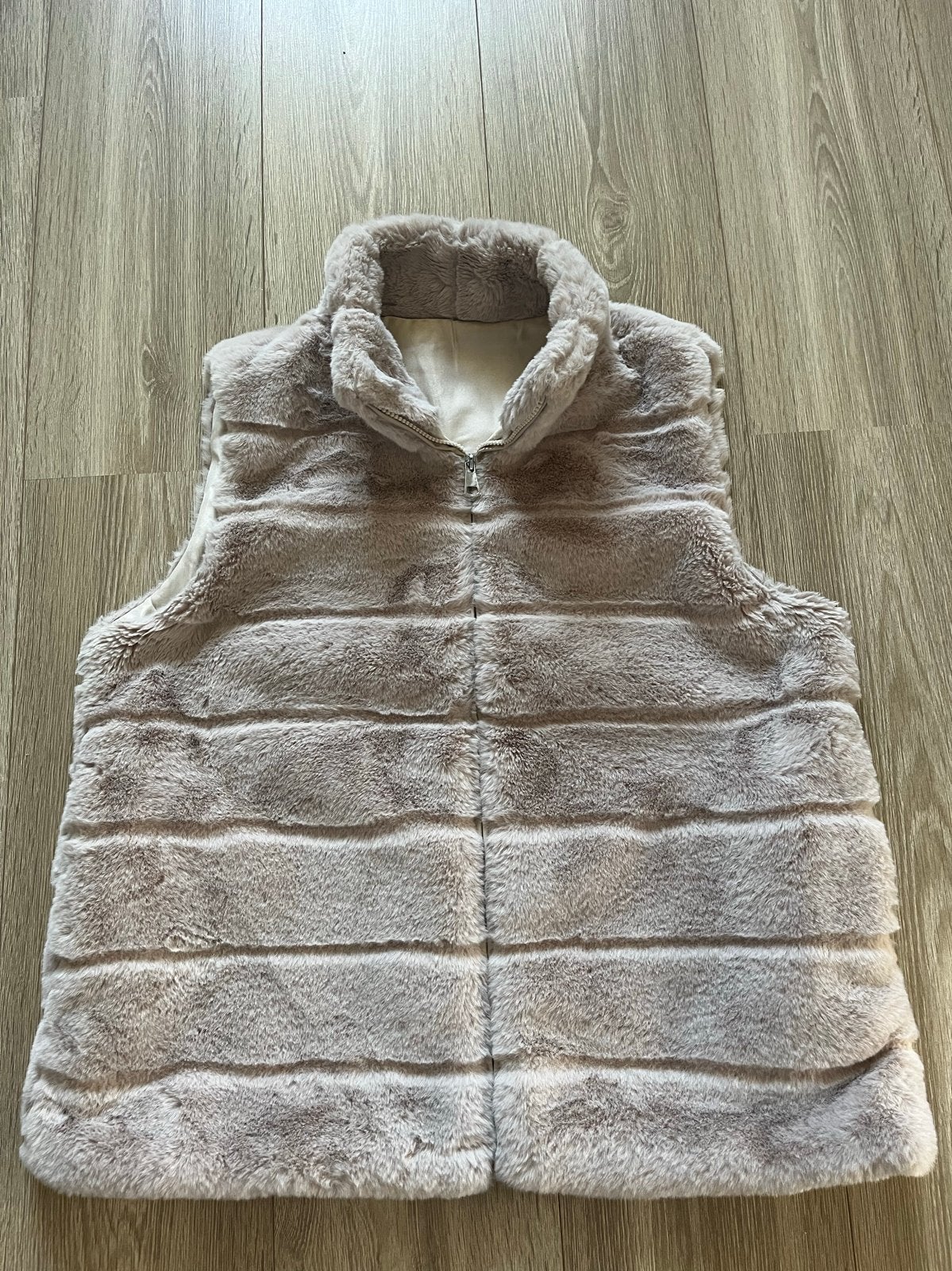 Mooie fluffy bodywarmer - Maat L/XL, Kleding | Dames, Ophalen of Verzenden, Zo goed als nieuw, Maat 38/40 (M), Beige