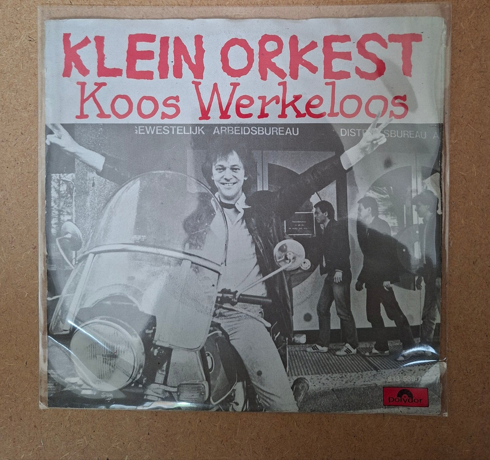 Klein Orkest  - Koos Werkeloos - Single is TOP, Ophalen of Verzenden, Gebruikt, 7 inch, Nederlandstalig