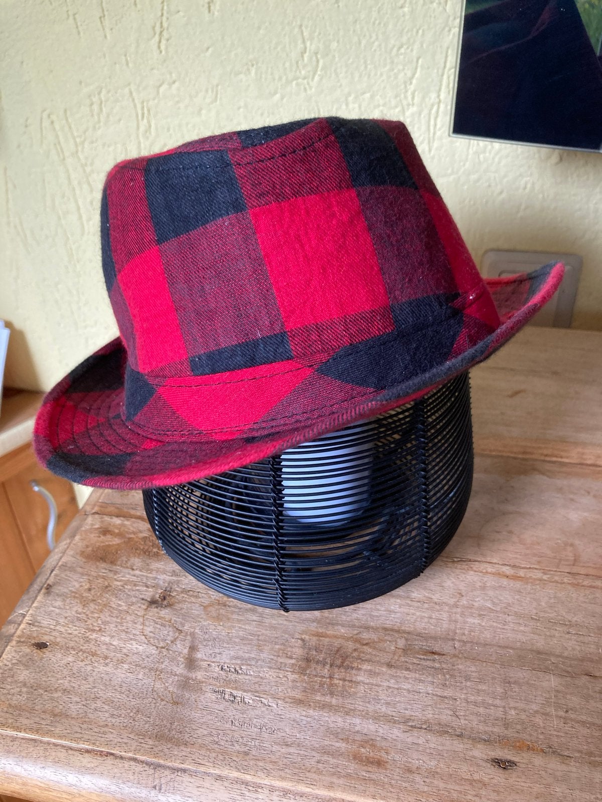 Geruite hoed - rood/zwart - maat 57 cm, Ophalen of Verzenden, Zo goed als nieuw, 56 of 57 cm (M, 7 of 7⅛ inch), Hoed