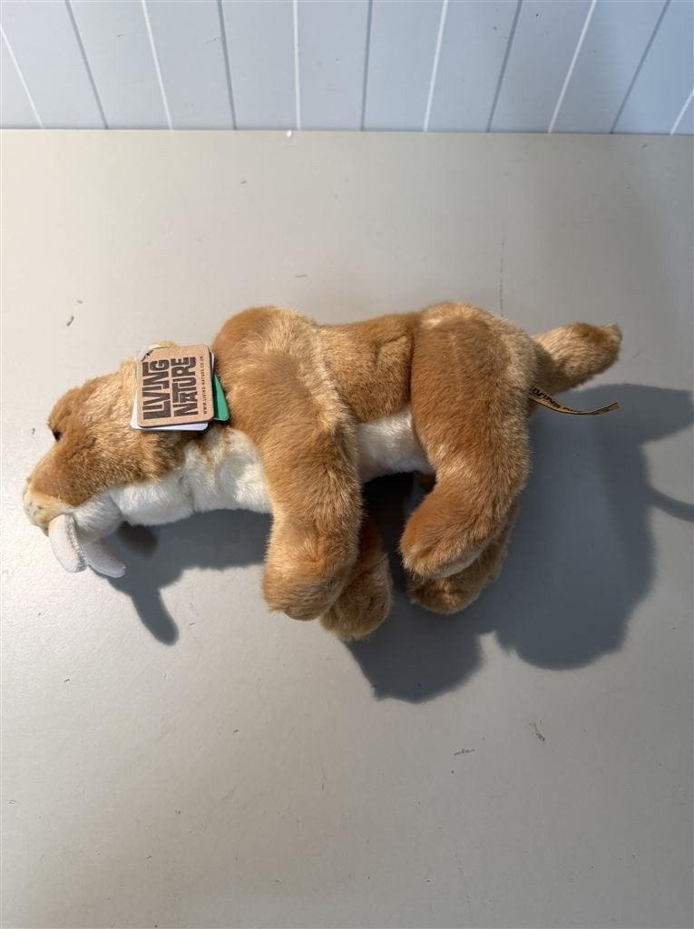Knuffel - living nature - sabeltand tijger - an395 - sabre t, Kinderen en Baby's, Speelgoed | Knuffels en Pluche, Ophalen of Verzenden