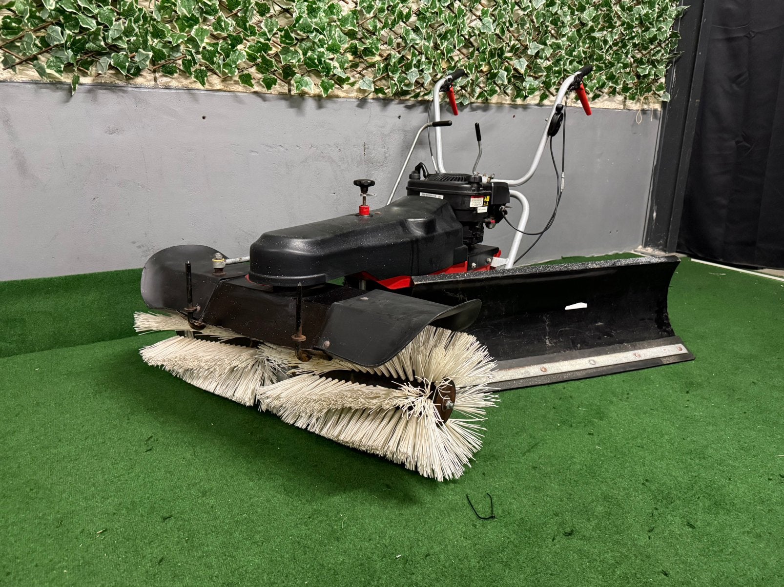 Frontsweep 100 veegmachine incl sneeuw schuif, Ophalen, Gebruikt