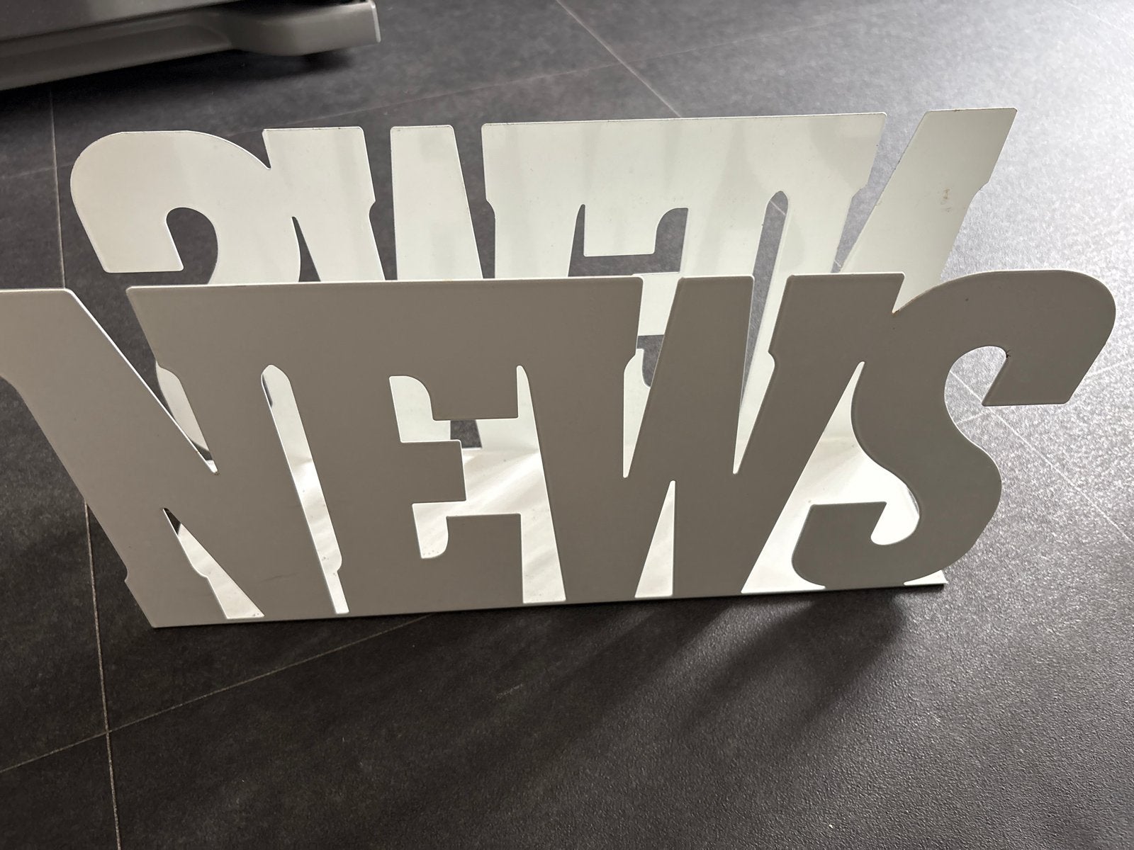 Tijdschriftenhouder 'NEWS' - Wit (L39xB10xH20cm), Huis en Inrichting, Woonaccessoires | Krantenbakken en Lectuurbakken, Ophalen