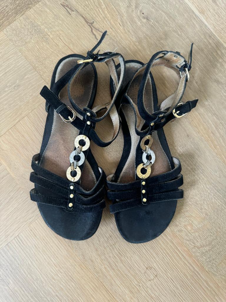 Ugg sandalen maat 37 - Zwart met gouden details boho chique, Kleding | Dames, Schoenen, Zwart, Gedragen, Sandalen of Muiltjes