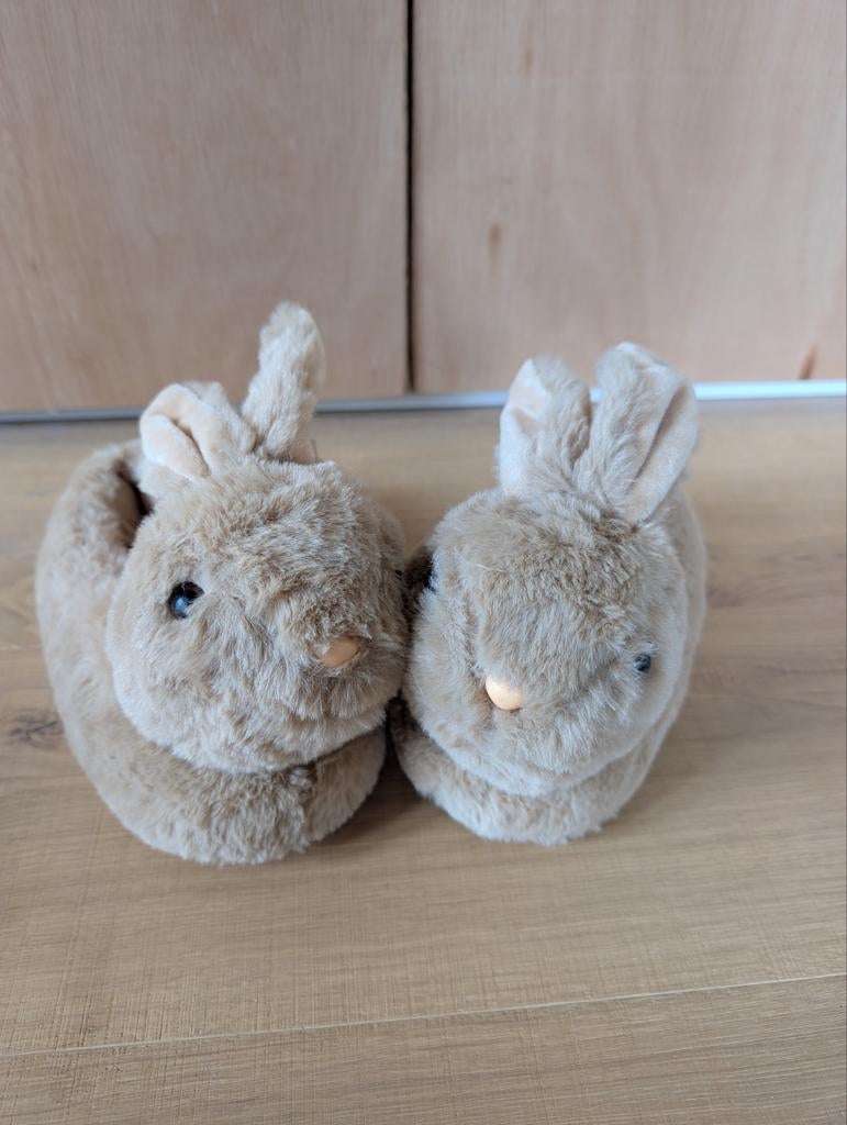 2 paar schattige konijnen pantoffels - maat 30/31, Ophalen of Verzenden, Zo goed als nieuw, Jongen of Meisje, Overige typen