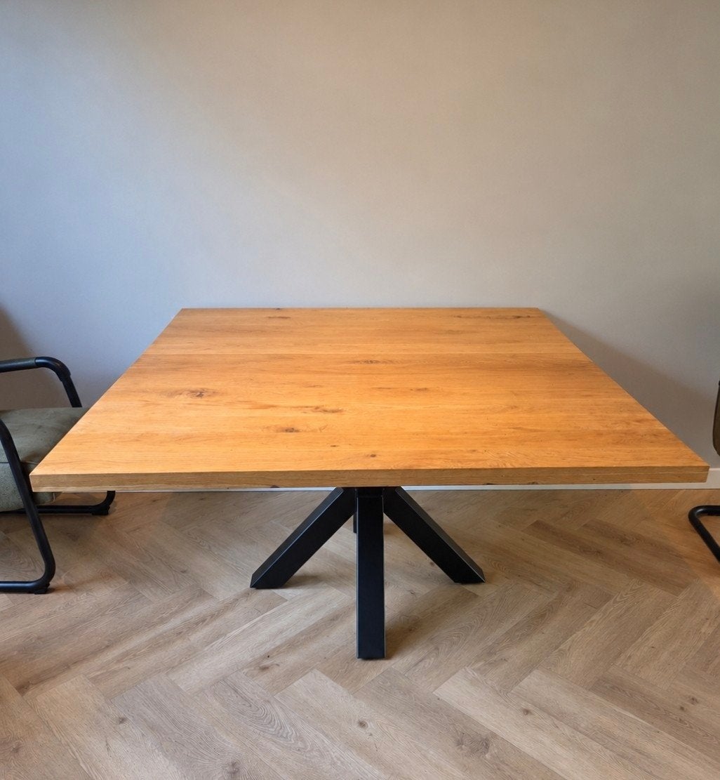 Eikenhouten eettafel 140 x 140 cm  4 tot 8 personen– 2 jaar, Huis en Inrichting, Modern industriële, Ophalen of Verzenden, Zo goed als nieuw