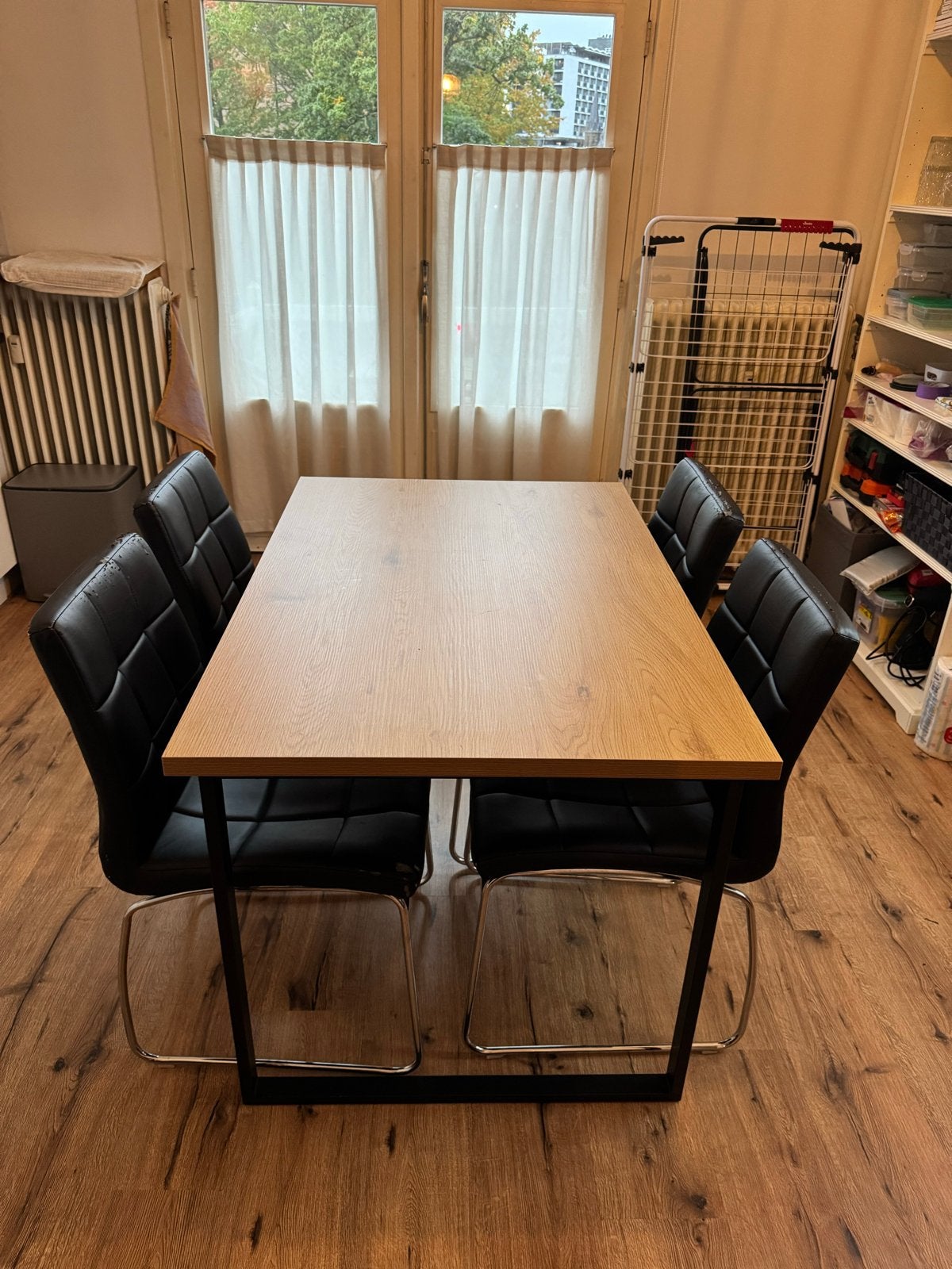 Eettafel JYSK - Modern design met metalen onderstel, Ophalen, 100 tot 150 cm, 50 tot 100 cm, Zo goed als nieuw