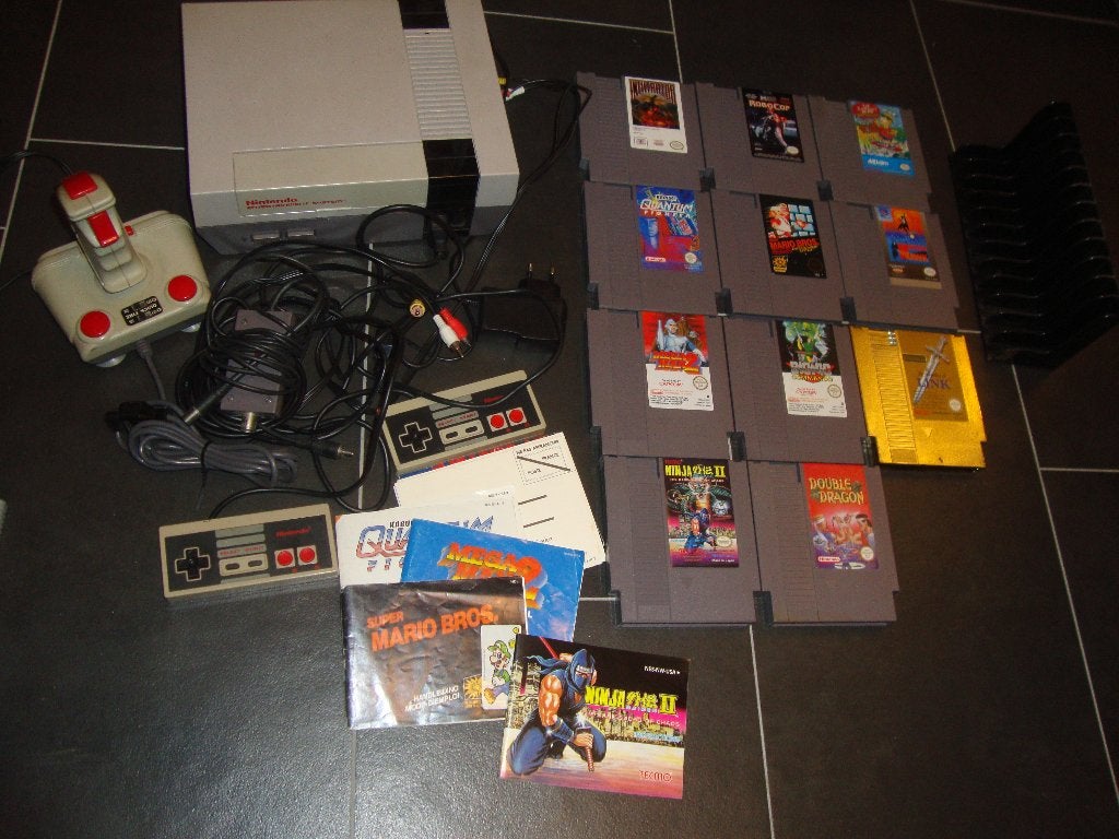 NES + 14 spellen, Spelcomputers en Games, Games | Nintendo NES, Avontuur en Actie, Gebruikt, 2 spelers, Ophalen of Verzenden