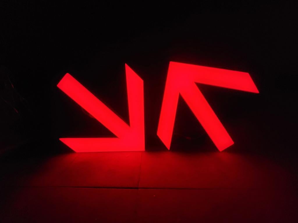 Mooie grote rode licht pijlen, lichtreclame, lichtbakken., Lichtbak of (neon) lamp, Onbekend, Ophalen of Verzenden, Zo goed als nieuw