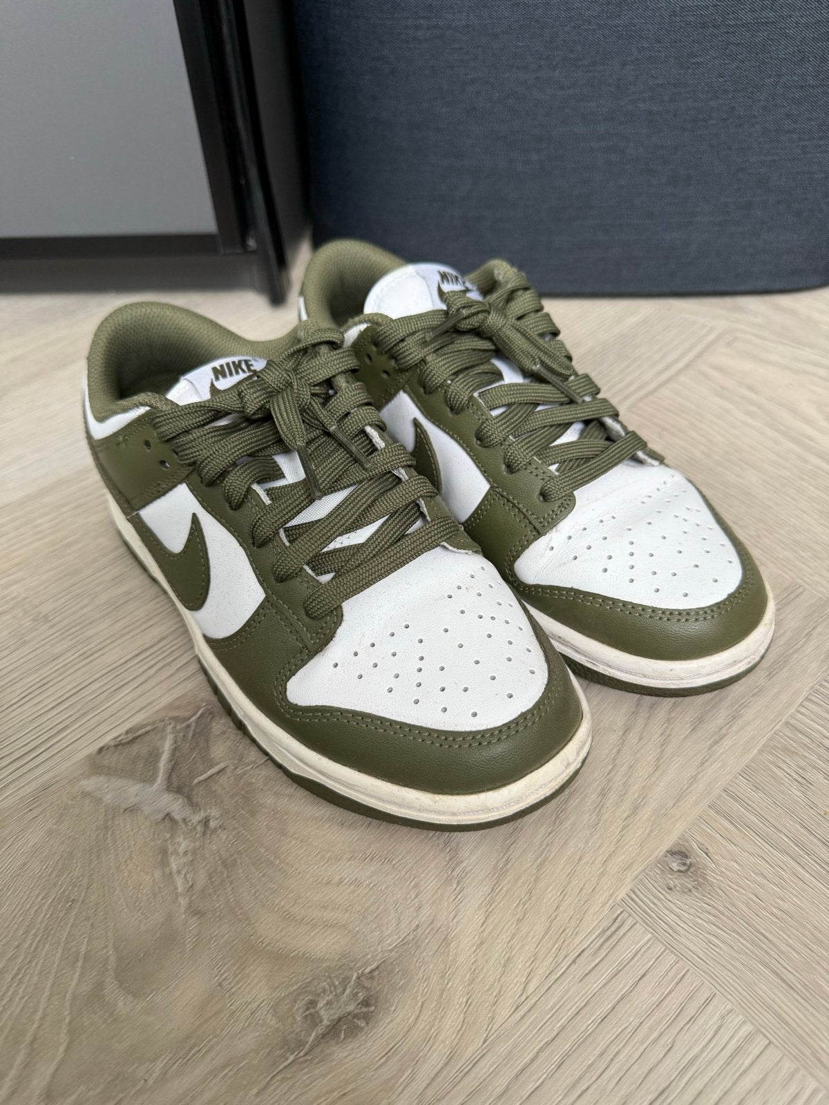 Nike Dunk Low Olive Green - Maat 36,5 - Zo goed als nieuw, Verzenden, Zo goed als nieuw, Groen, Sneakers of Gympen