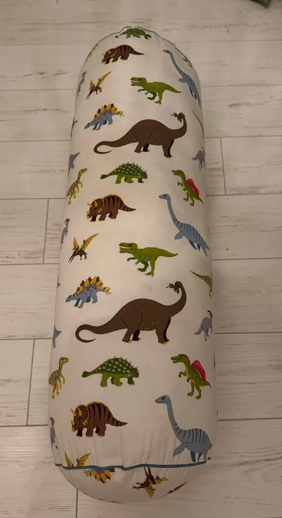 Kussenrol met dino’s de hoes is afritsbaar kussen rol, Ophalen of Verzenden, Zo goed als nieuw