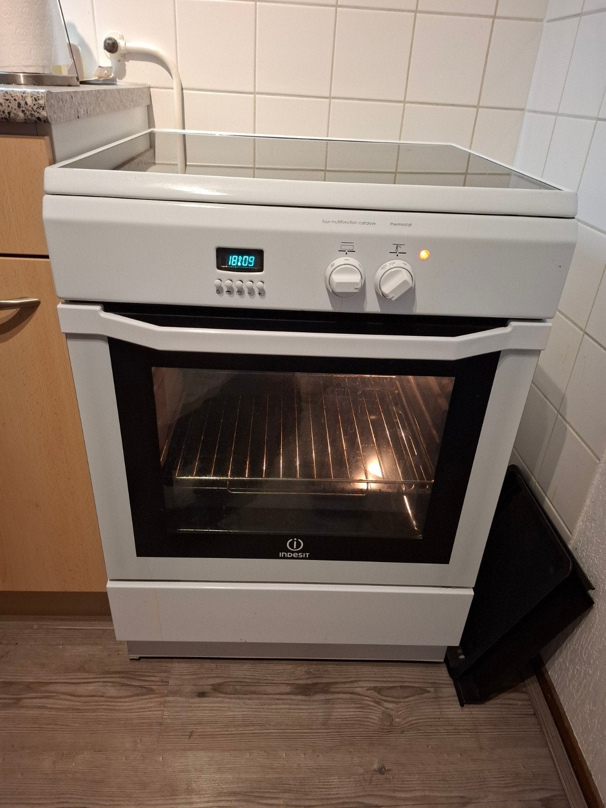 Indesit Fornuis met Keramische Kookplaat en Oven.ophalen nov, Witgoed en Apparatuur, Ophalen, Gebruikt, Keramisch, 4 kookzones