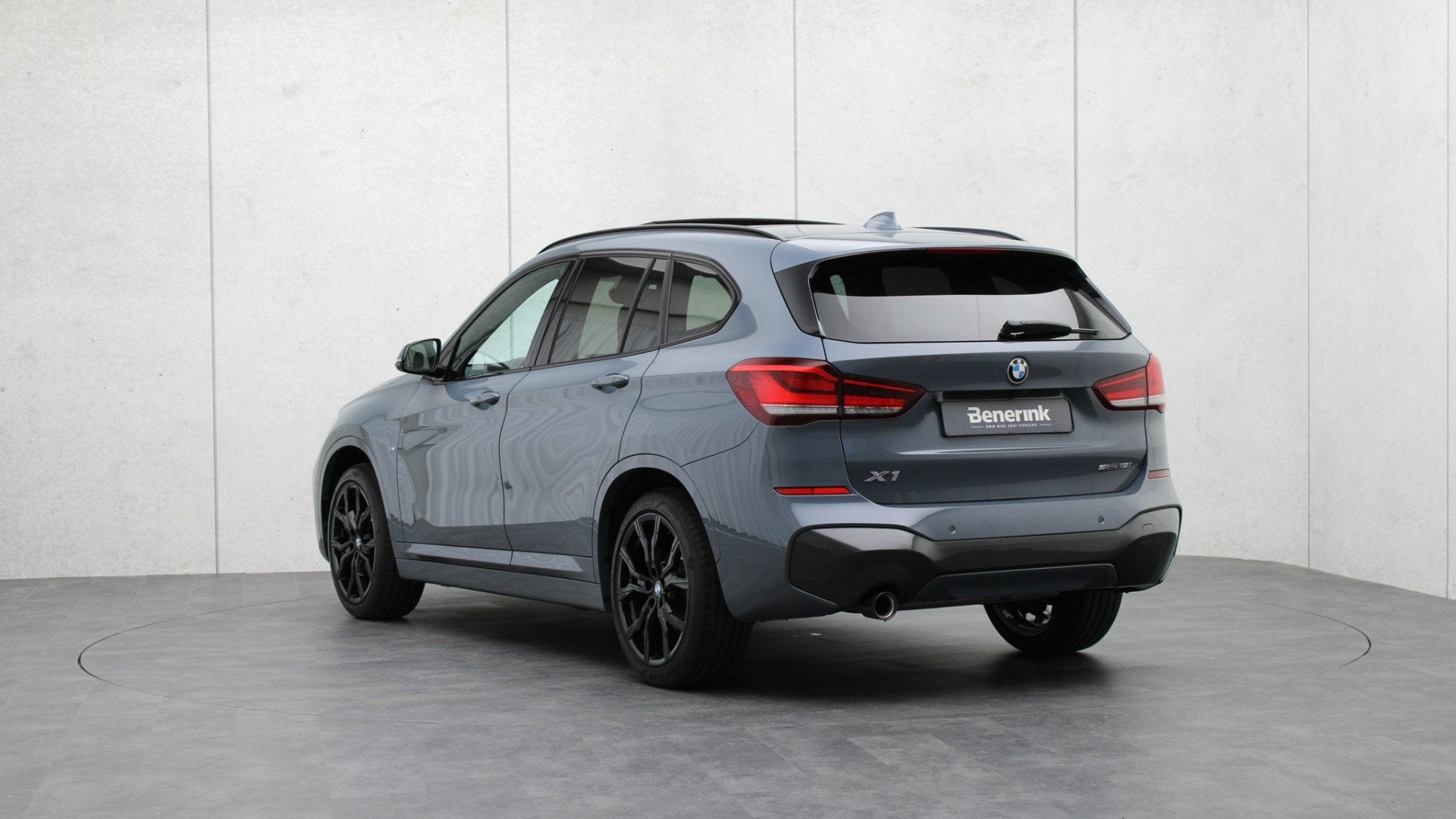 BMW X1 sDrive18i M-Sport | Head-up | Panoramadak | Trekhaak, Auto's, 12 maanden, Gebruikt, Leder en Stof, 3 cilinders
