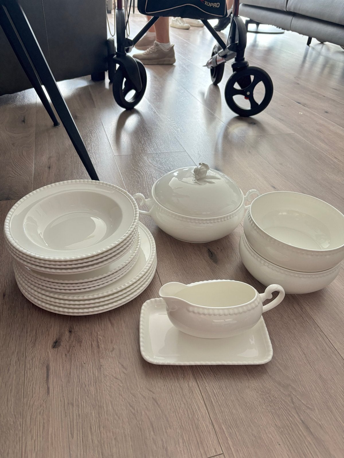Wit servies met parelrand - diverse onderdelen, Keramiek, Ophalen of Verzenden, Zo goed als nieuw, Effen